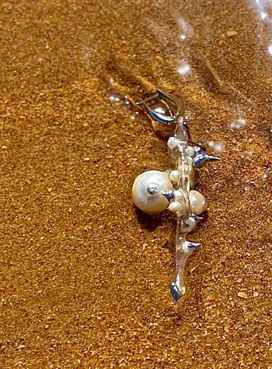 Dangling earring, Hammershark head
